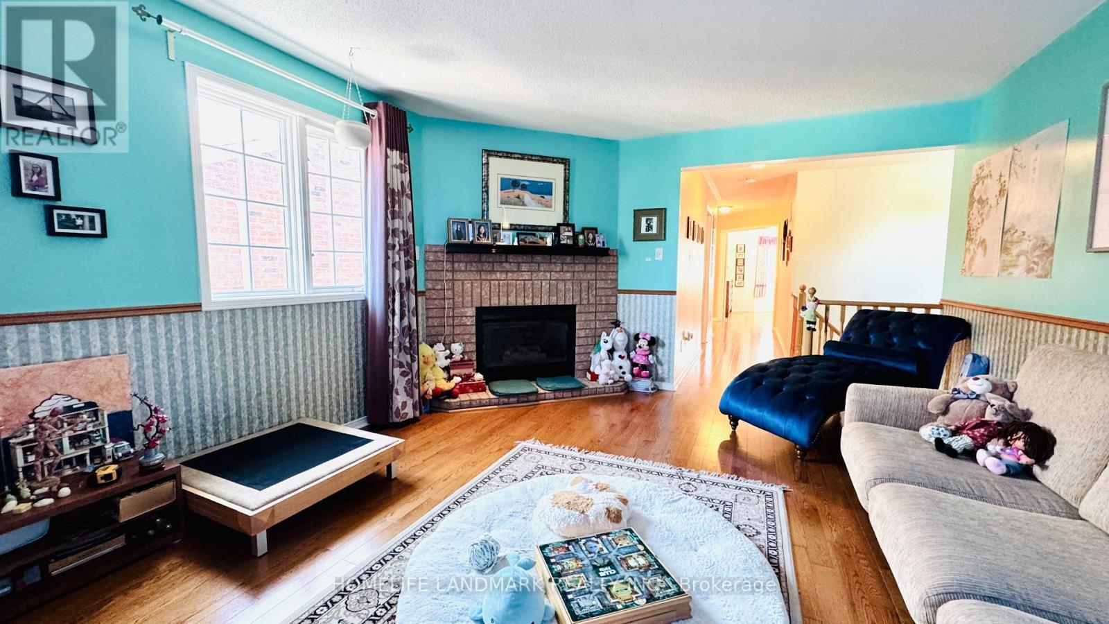5812 Dalebrook Crescent, Mississauga, ON - Indoor Photo Showing Living Room With Fireplace