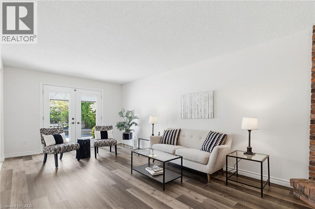 106 Maple Drive, Hamilton, ON - Indoor Photo Showing Living Room