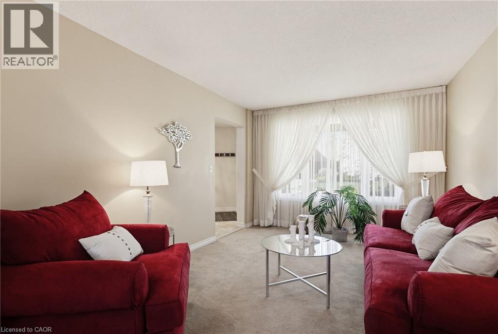 106 Maple Drive, Hamilton, ON - Indoor Photo Showing Living Room