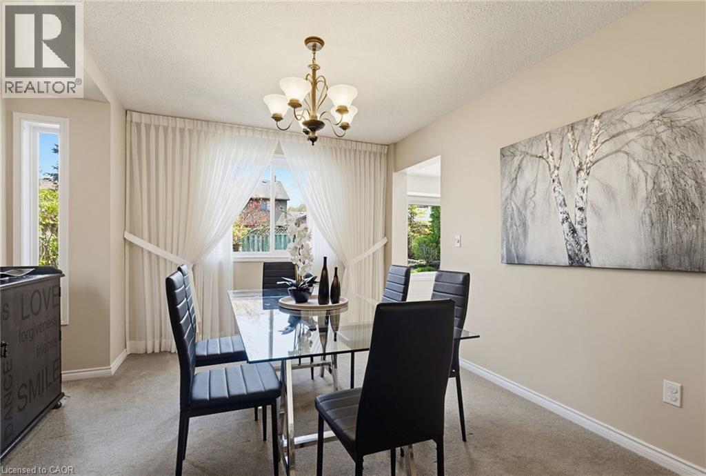 106 Maple Drive, Hamilton, ON - Indoor Photo Showing Dining Room