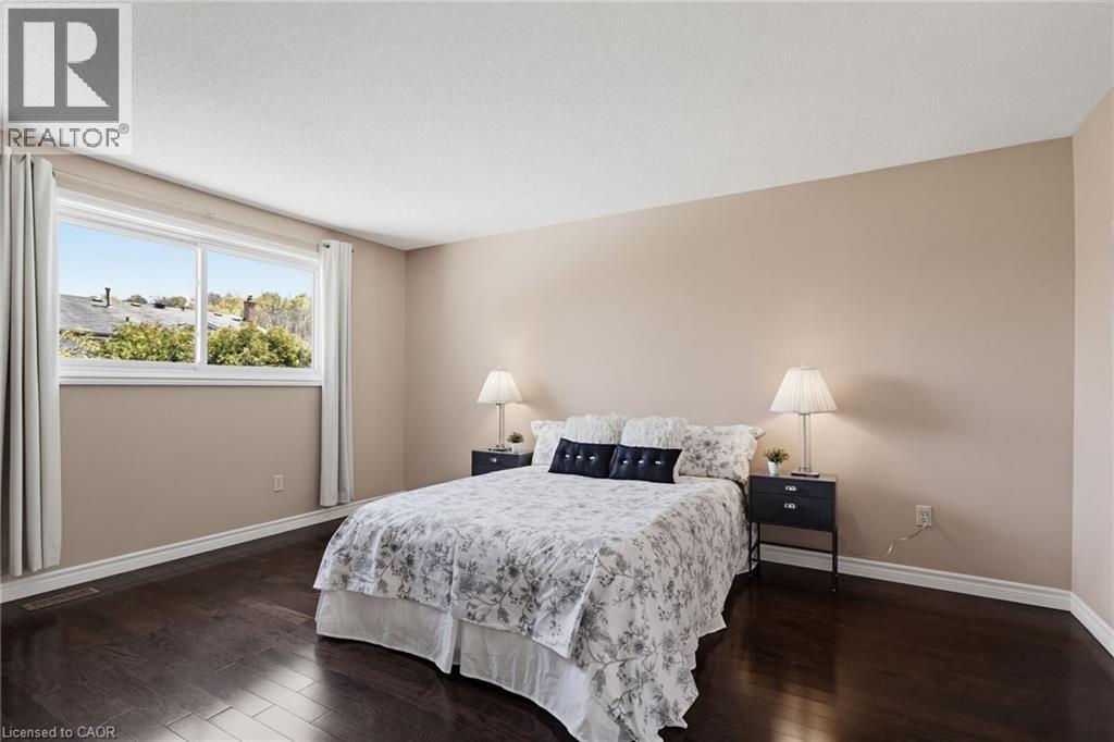 106 Maple Drive, Hamilton, ON - Indoor Photo Showing Bedroom