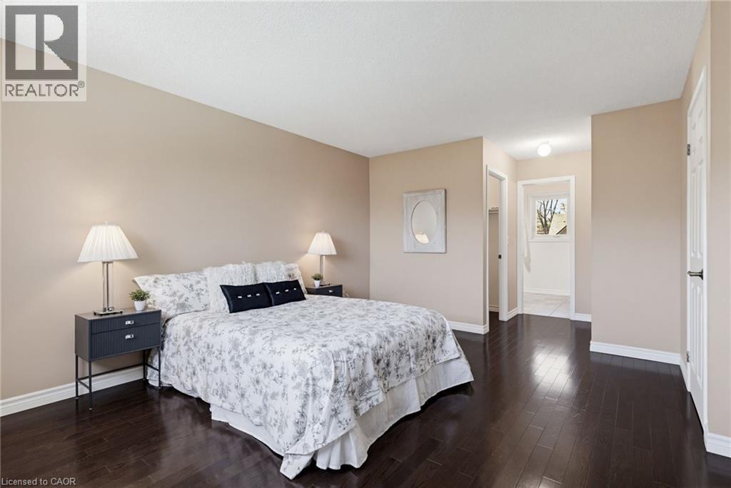 106 Maple Drive, Hamilton, ON - Indoor Photo Showing Bedroom