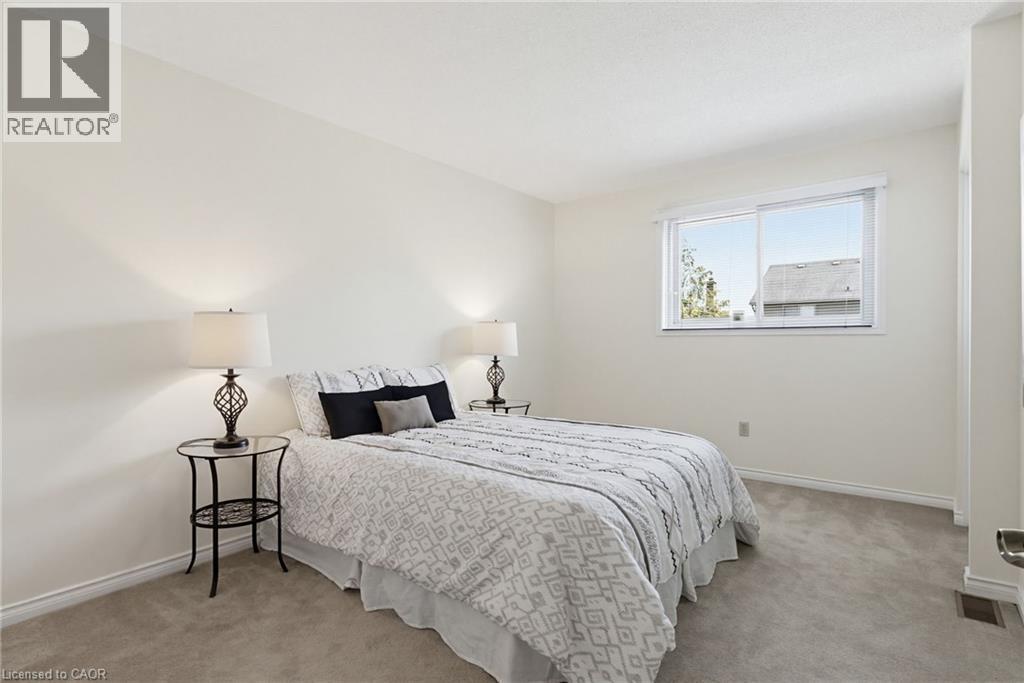 106 Maple Drive, Hamilton, ON - Indoor Photo Showing Bedroom
