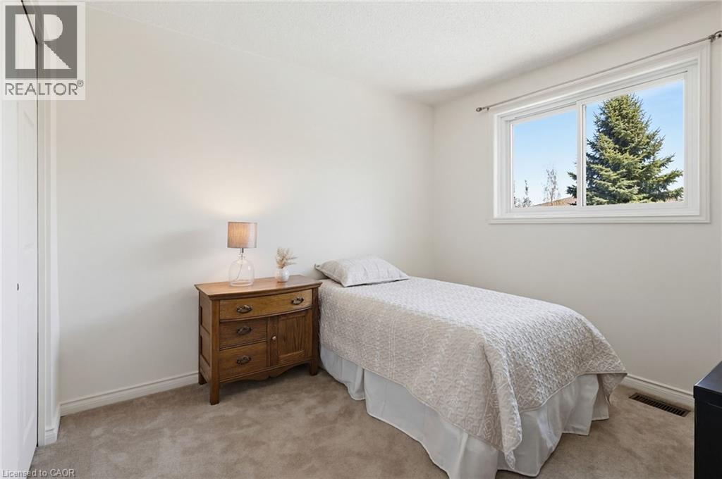 106 Maple Drive, Hamilton, ON - Indoor Photo Showing Bedroom
