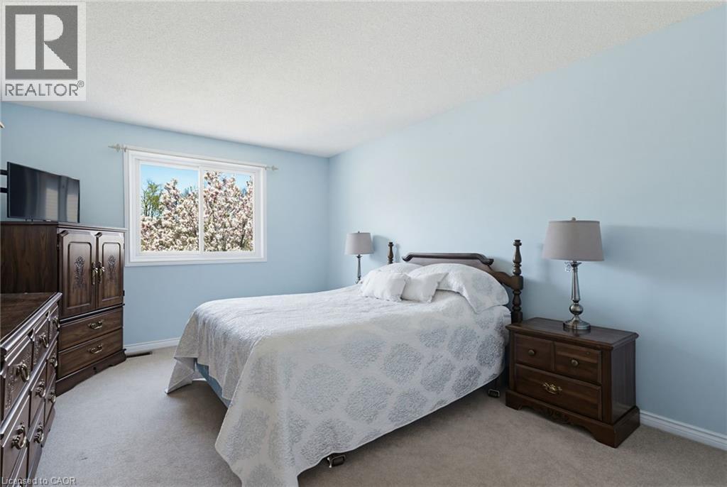 106 Maple Drive, Hamilton, ON - Indoor Photo Showing Bedroom
