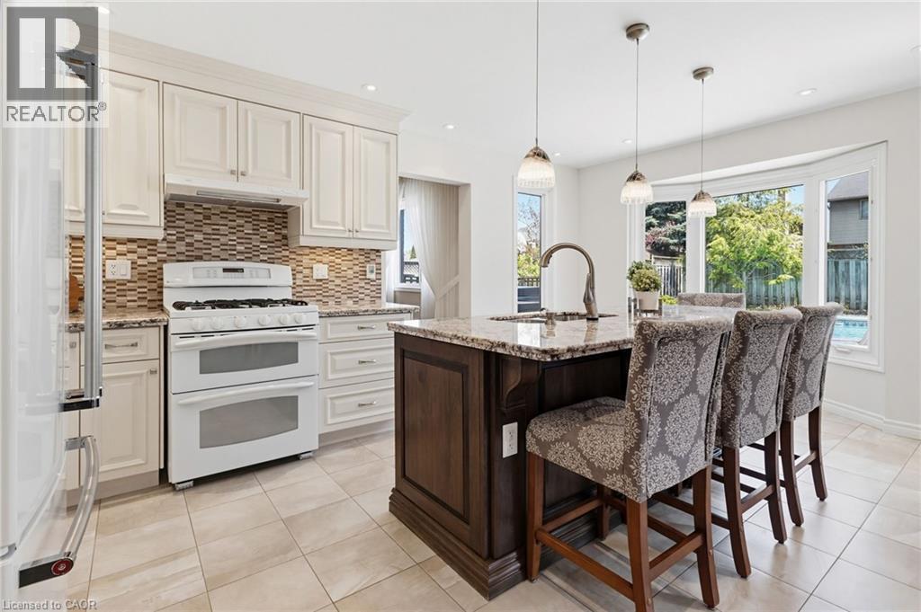 106 Maple Drive, Hamilton, ON - Indoor Photo Showing Kitchen With Upgraded Kitchen