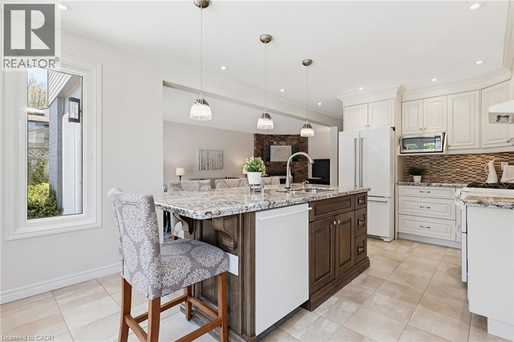 106 Maple Drive, Hamilton, ON - Indoor Photo Showing Kitchen With Upgraded Kitchen