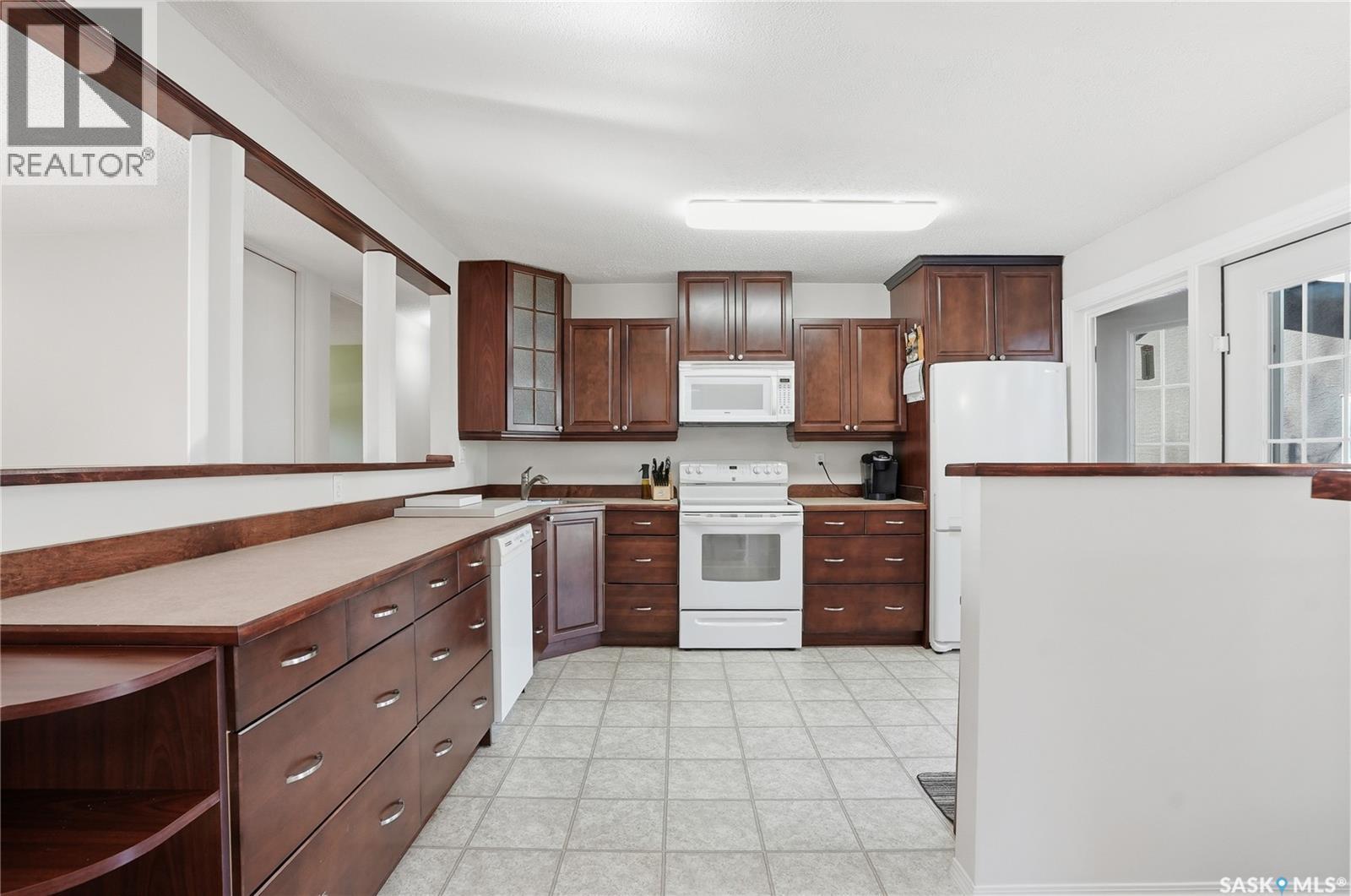 2 Hardy Crescent, Saskatoon, SK - Indoor Photo Showing Kitchen