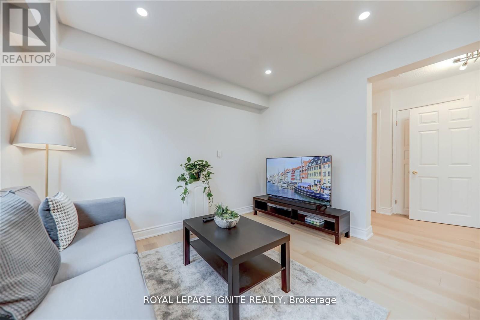 4023 Bishopstoke Lane, Mississauga, ON - Indoor Photo Showing Living Room