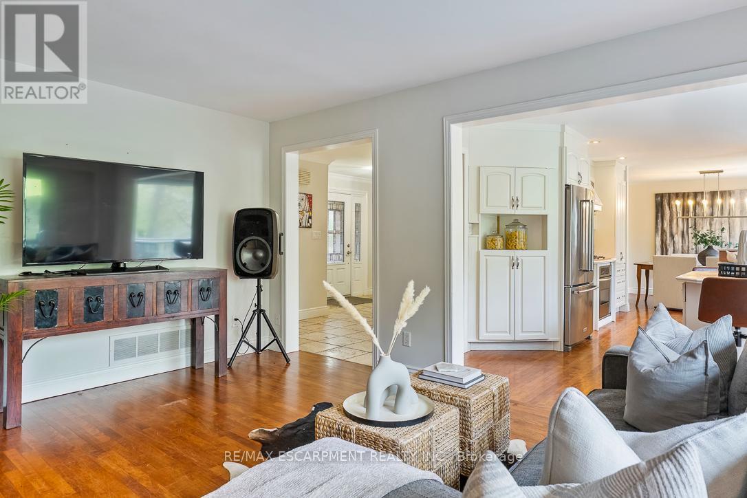 1067 Fair Birch Drive, Mississauga, ON - Indoor Photo Showing Living Room