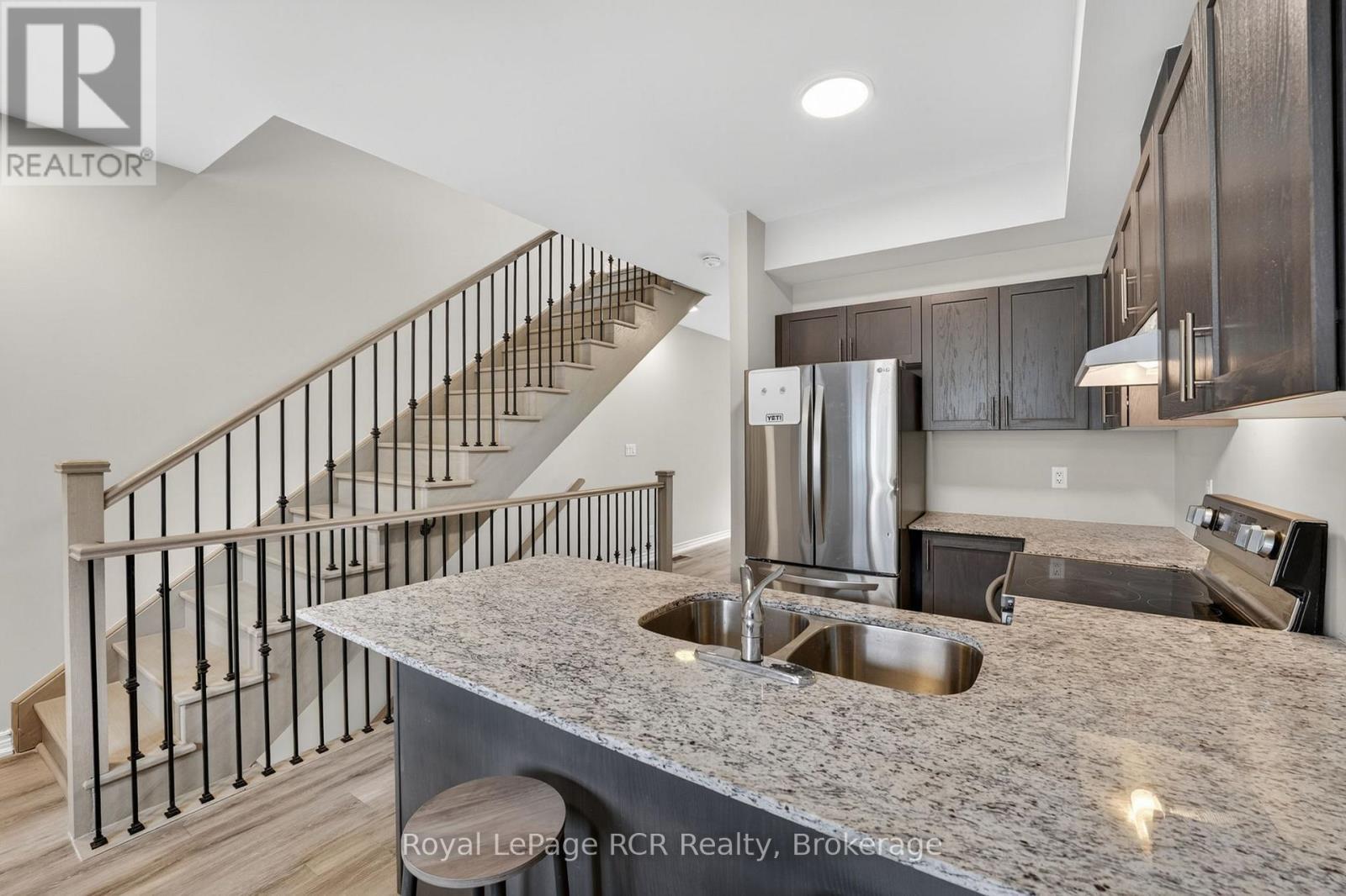 45 Winters Crescent, Collingwood, ON - Indoor Photo Showing Kitchen With Double Sink With Upgraded Kitchen