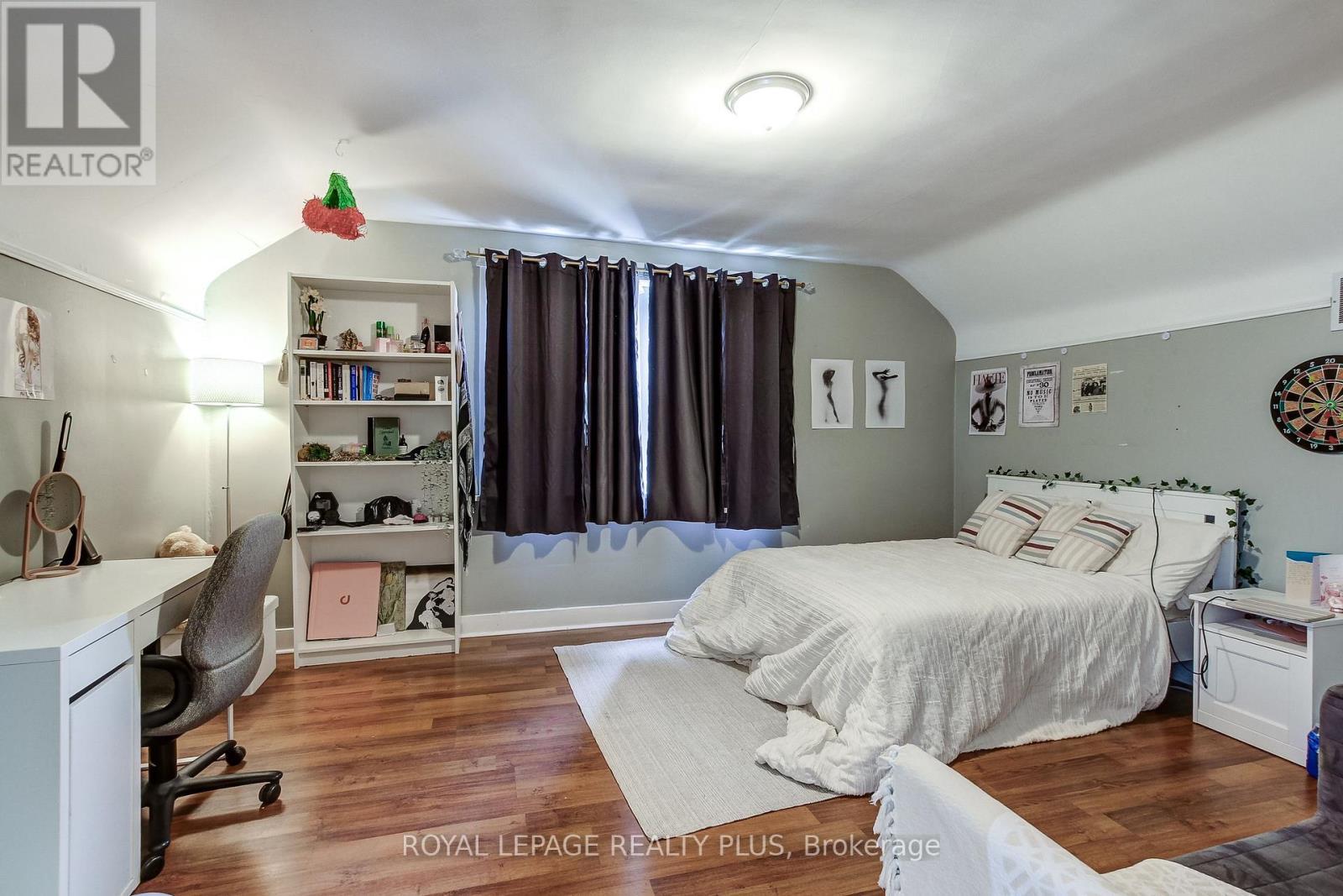 105 Hillview Street, Hamilton, ON - Indoor Photo Showing Bedroom