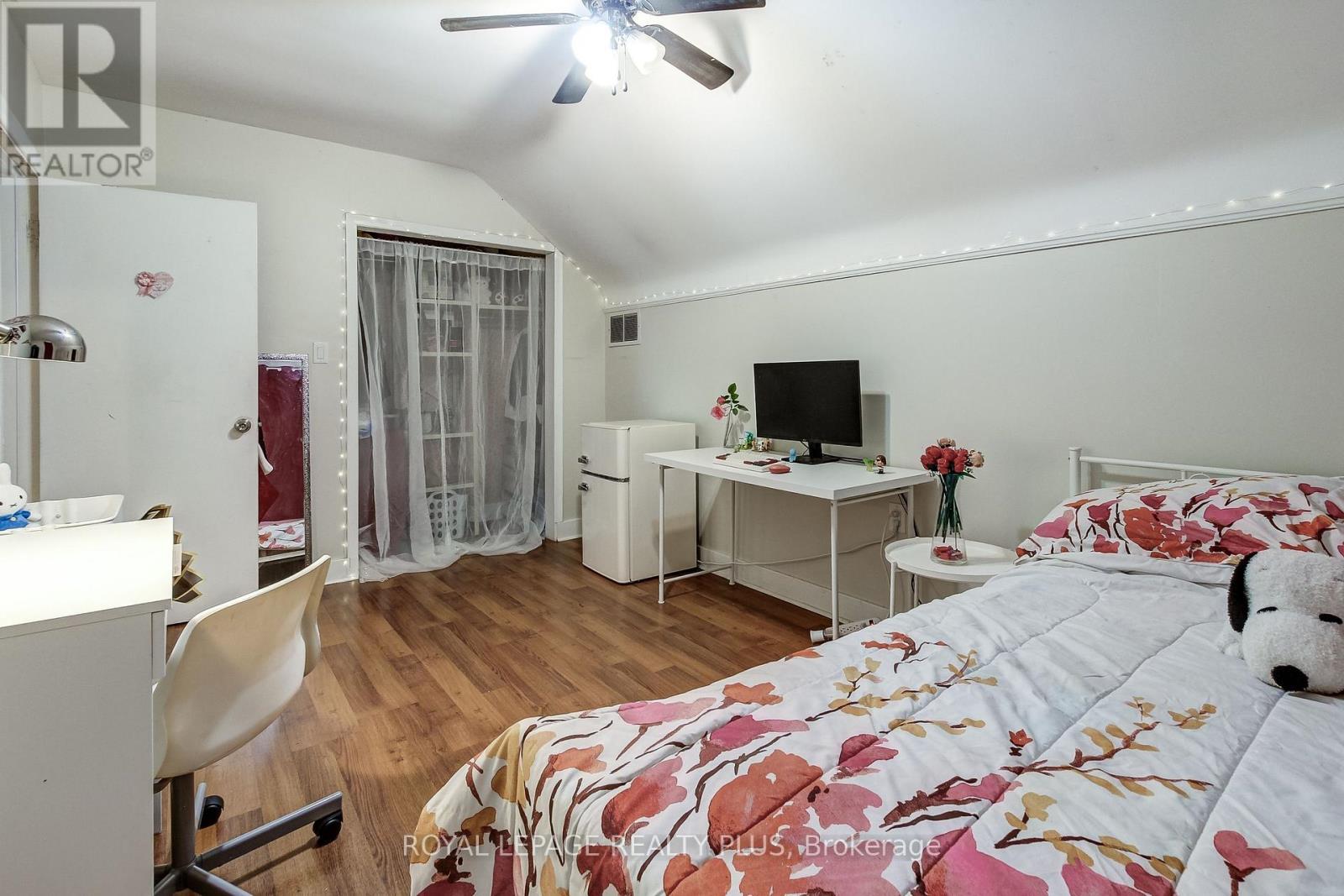 105 Hillview Street, Hamilton, ON - Indoor Photo Showing Bedroom