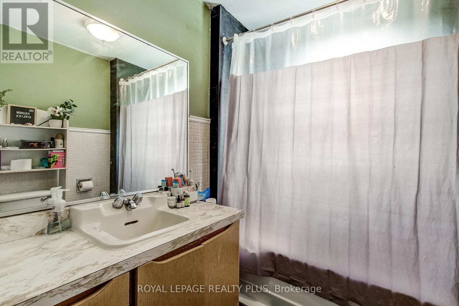 105 Hillview Street, Hamilton, ON - Indoor Photo Showing Bathroom