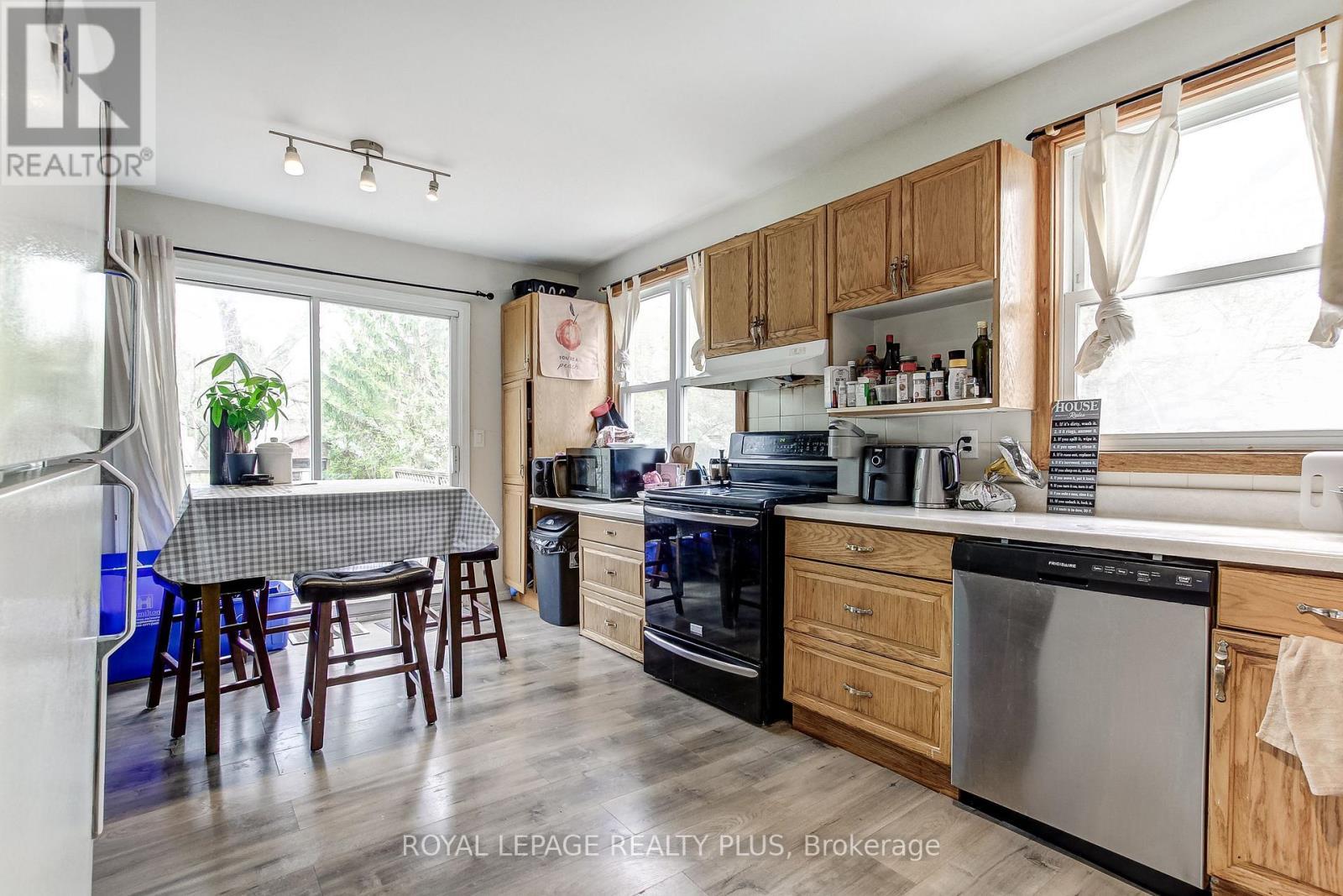 105 Hillview Street, Hamilton, ON - Indoor Photo Showing Kitchen