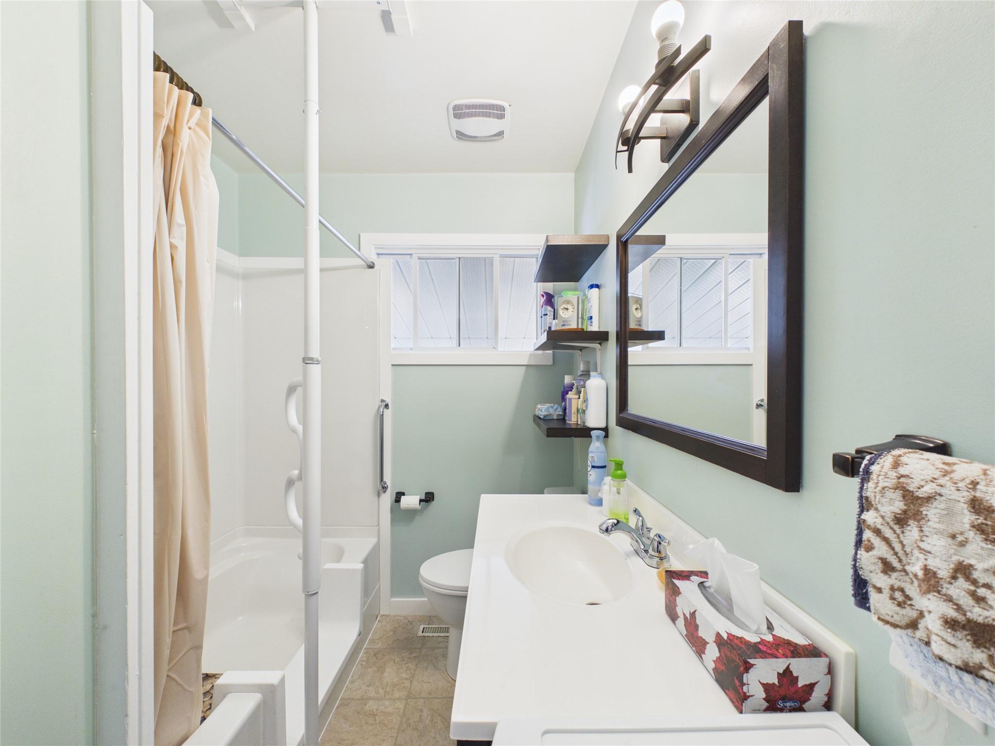 623 Devon Street, Creston, BC - Indoor Photo Showing Bathroom