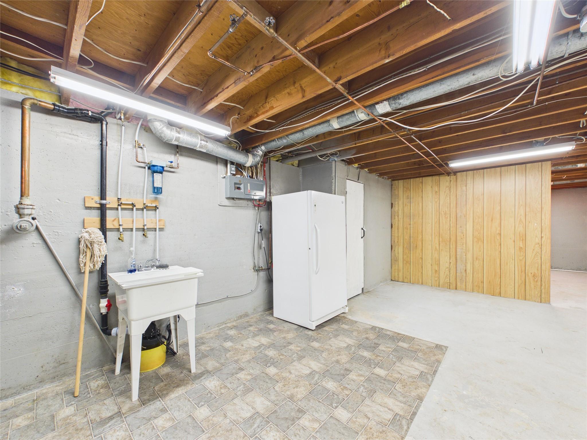623 Devon Street, Creston, BC - Indoor Photo Showing Basement