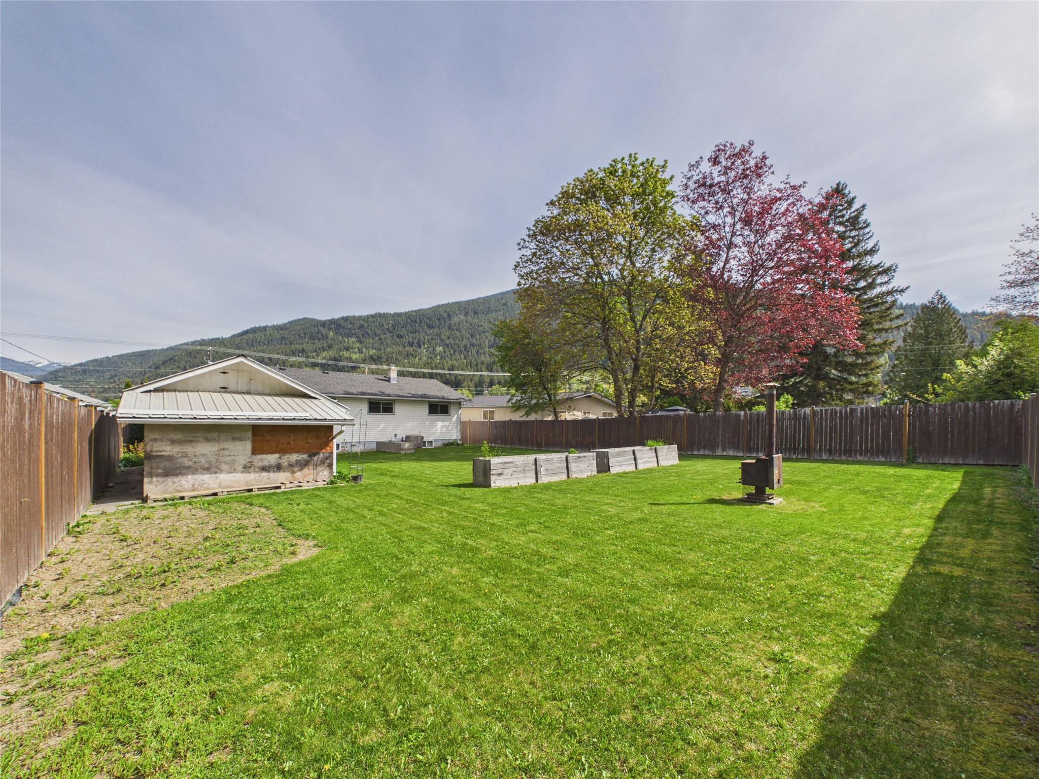623 Devon Street, Creston, BC - Outdoor With Backyard