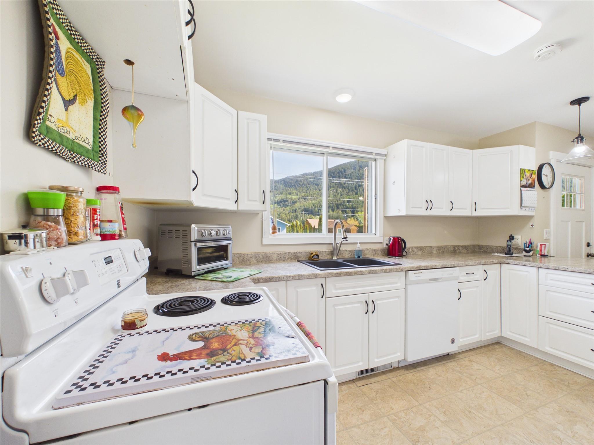 623 Devon Street, Creston, BC - Indoor Photo Showing Kitchen With Double Sink