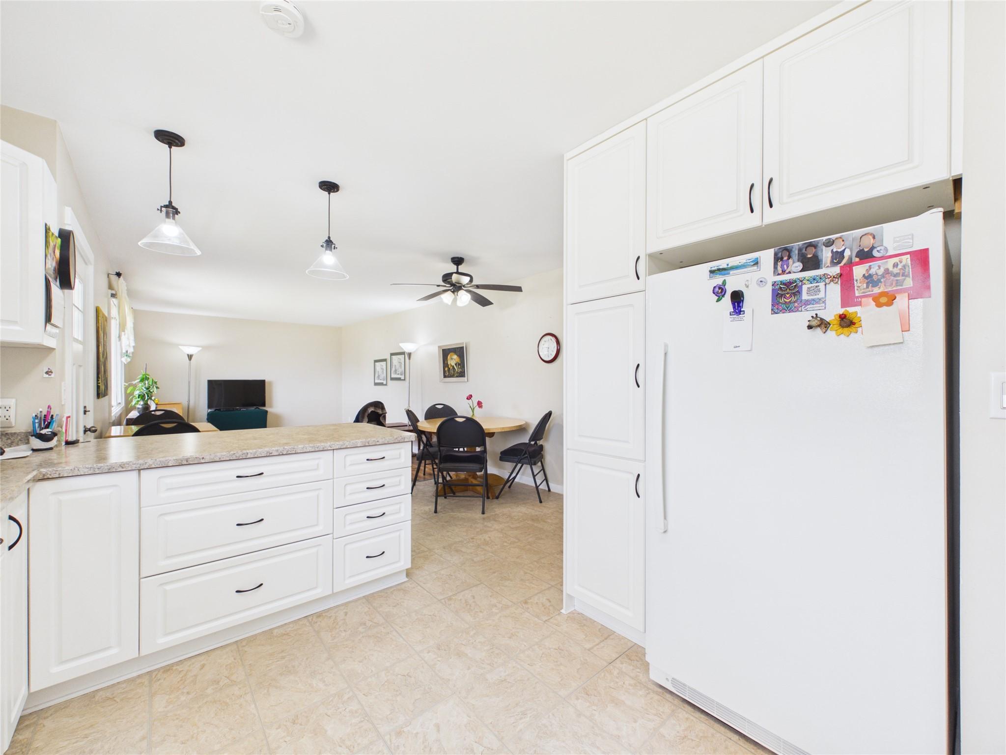 623 Devon Street, Creston, BC - Indoor Photo Showing Kitchen