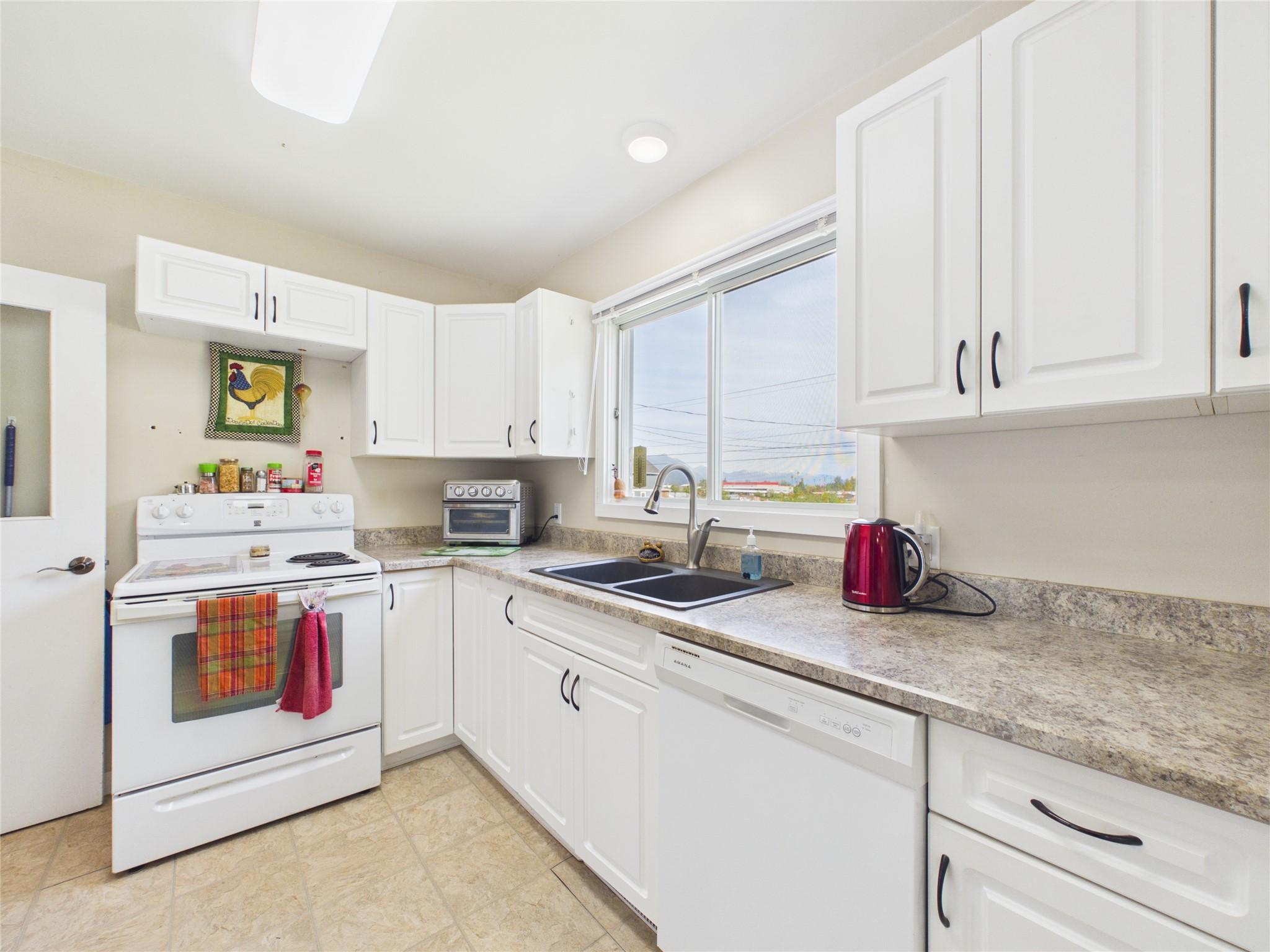623 Devon Street, Creston, BC - Indoor Photo Showing Kitchen With Double Sink