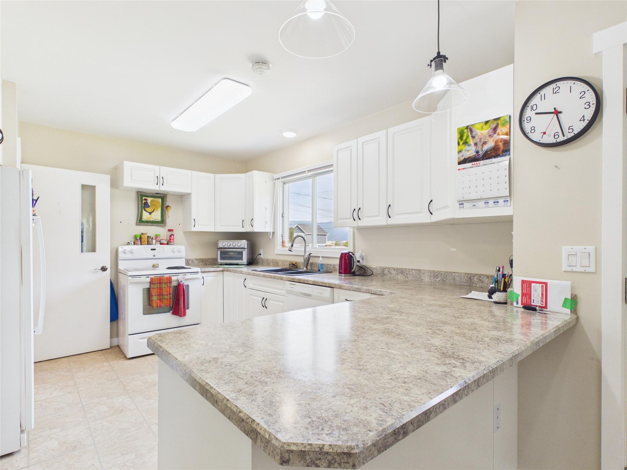 623 Devon Street, Creston, BC - Indoor Photo Showing Kitchen With Double Sink