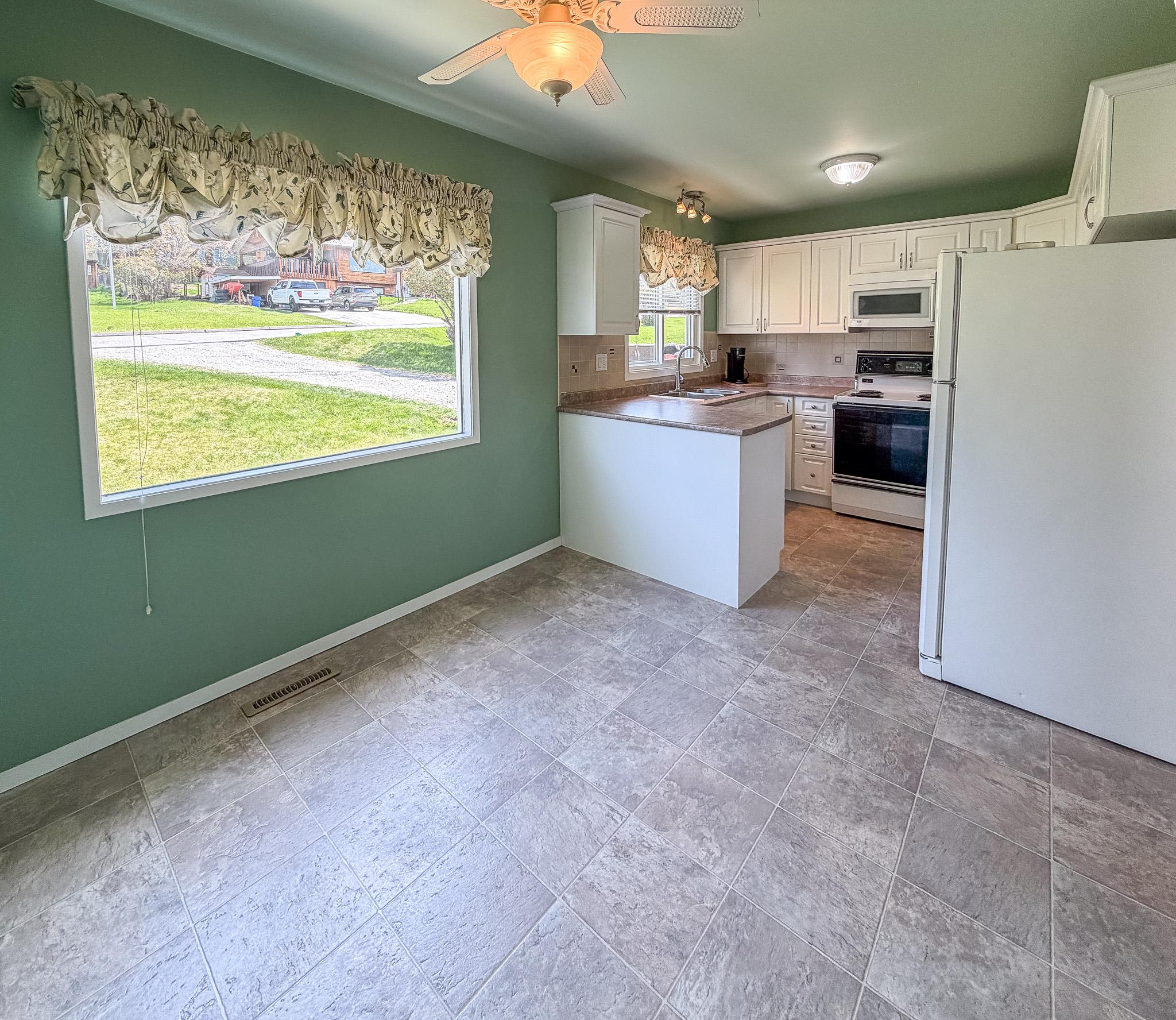 811 28Th Avenue, Cranbrook, BC - Indoor Photo Showing Kitchen