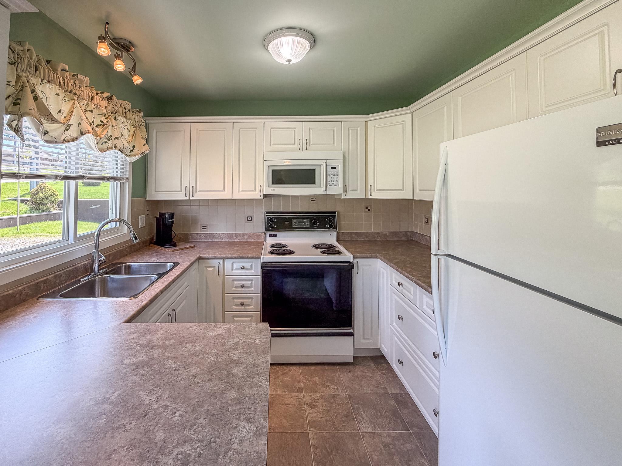 811 28Th Avenue, Cranbrook, BC - Indoor Photo Showing Kitchen With Double Sink