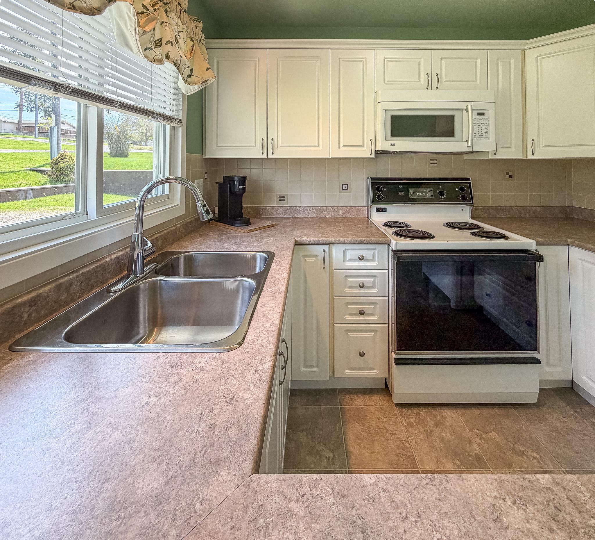 811 28Th Avenue, Cranbrook, BC - Indoor Photo Showing Kitchen With Double Sink