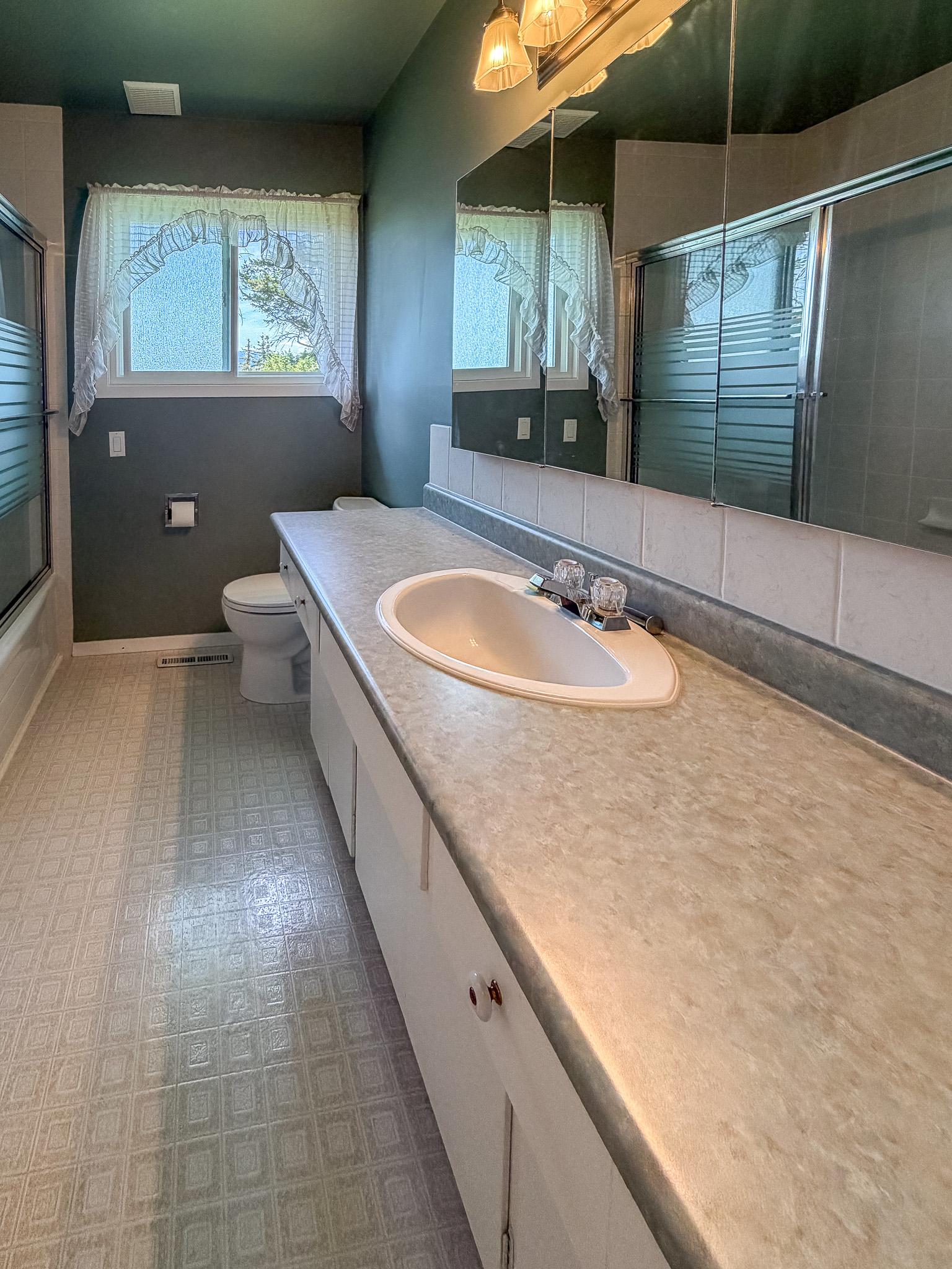 811 28Th Avenue, Cranbrook, BC - Indoor Photo Showing Bathroom
