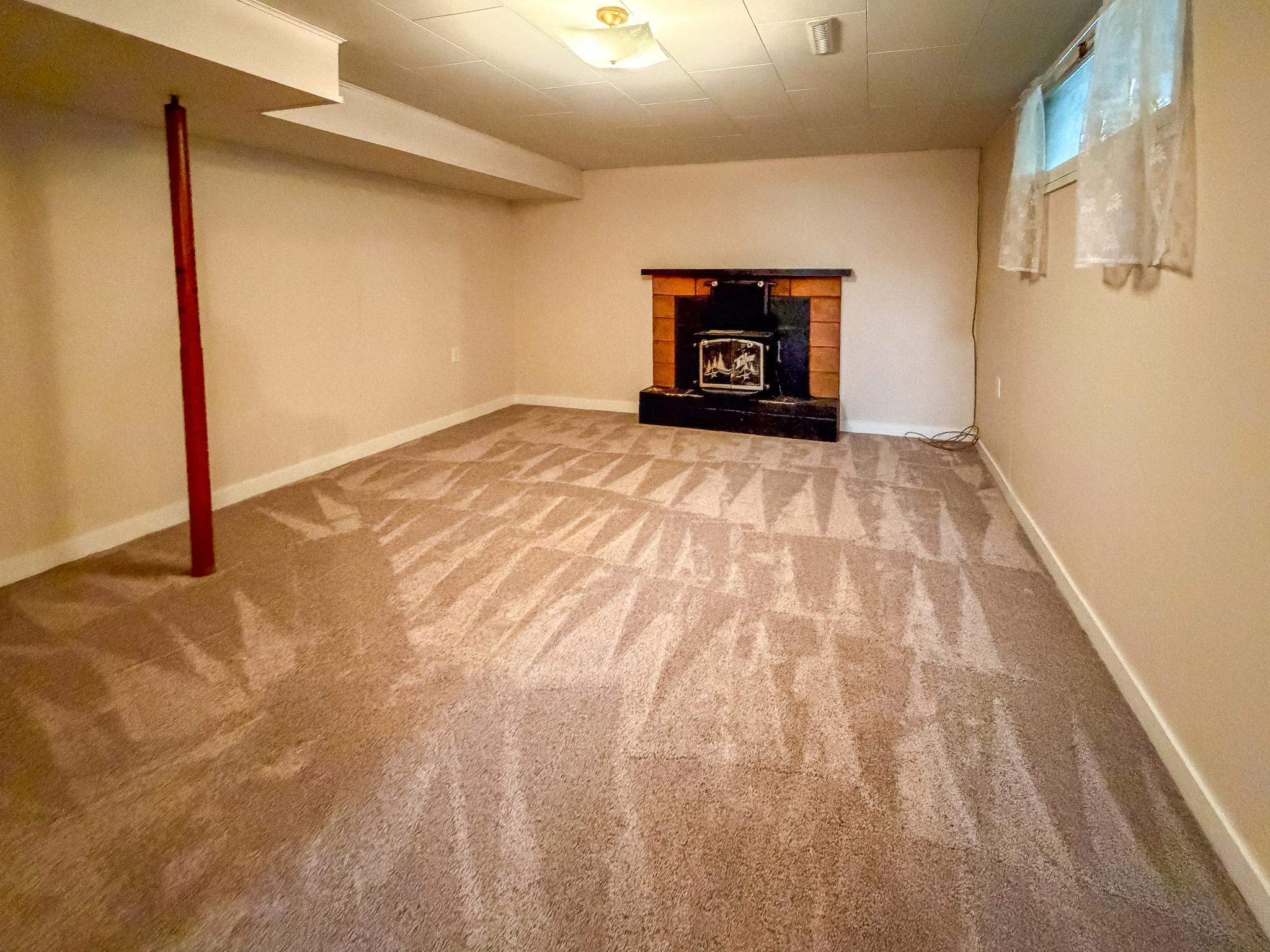 811 28Th Avenue, Cranbrook, BC - Indoor With Fireplace