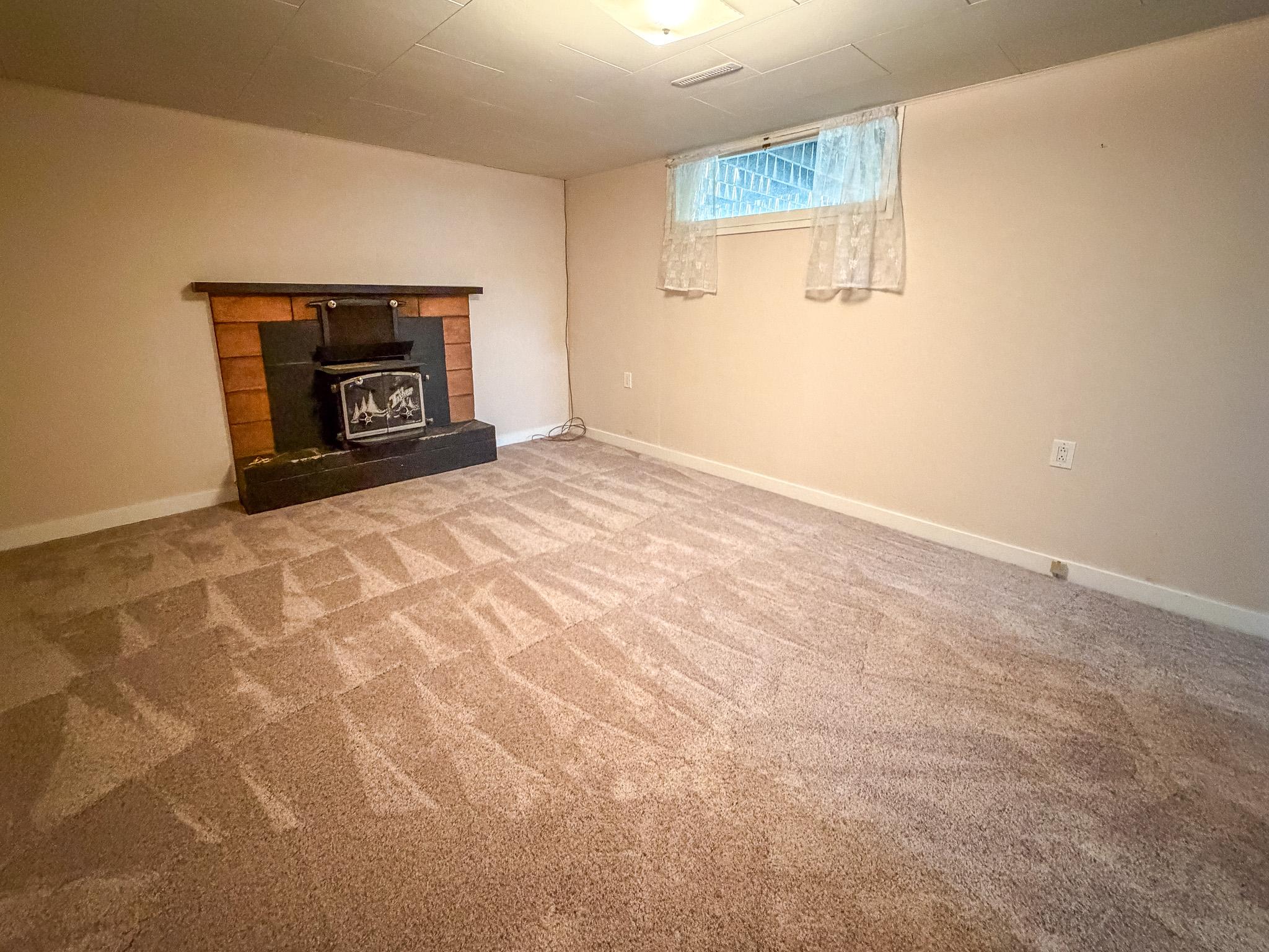 811 28Th Avenue, Cranbrook, BC - Indoor With Fireplace