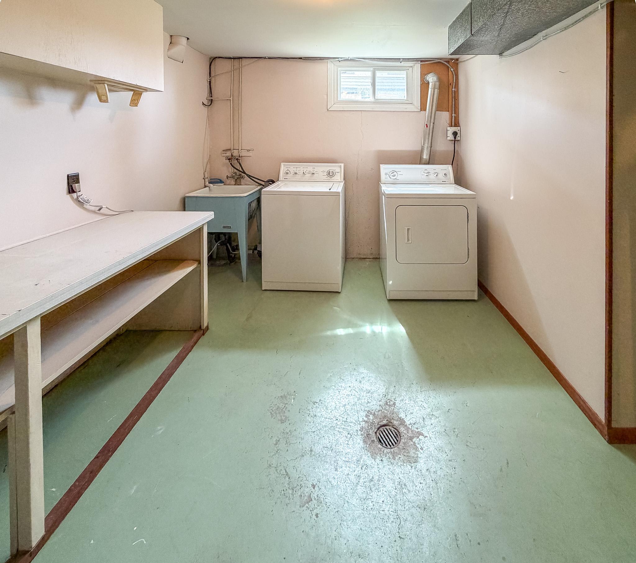 811 28Th Avenue, Cranbrook, BC - Indoor Photo Showing Laundry Room