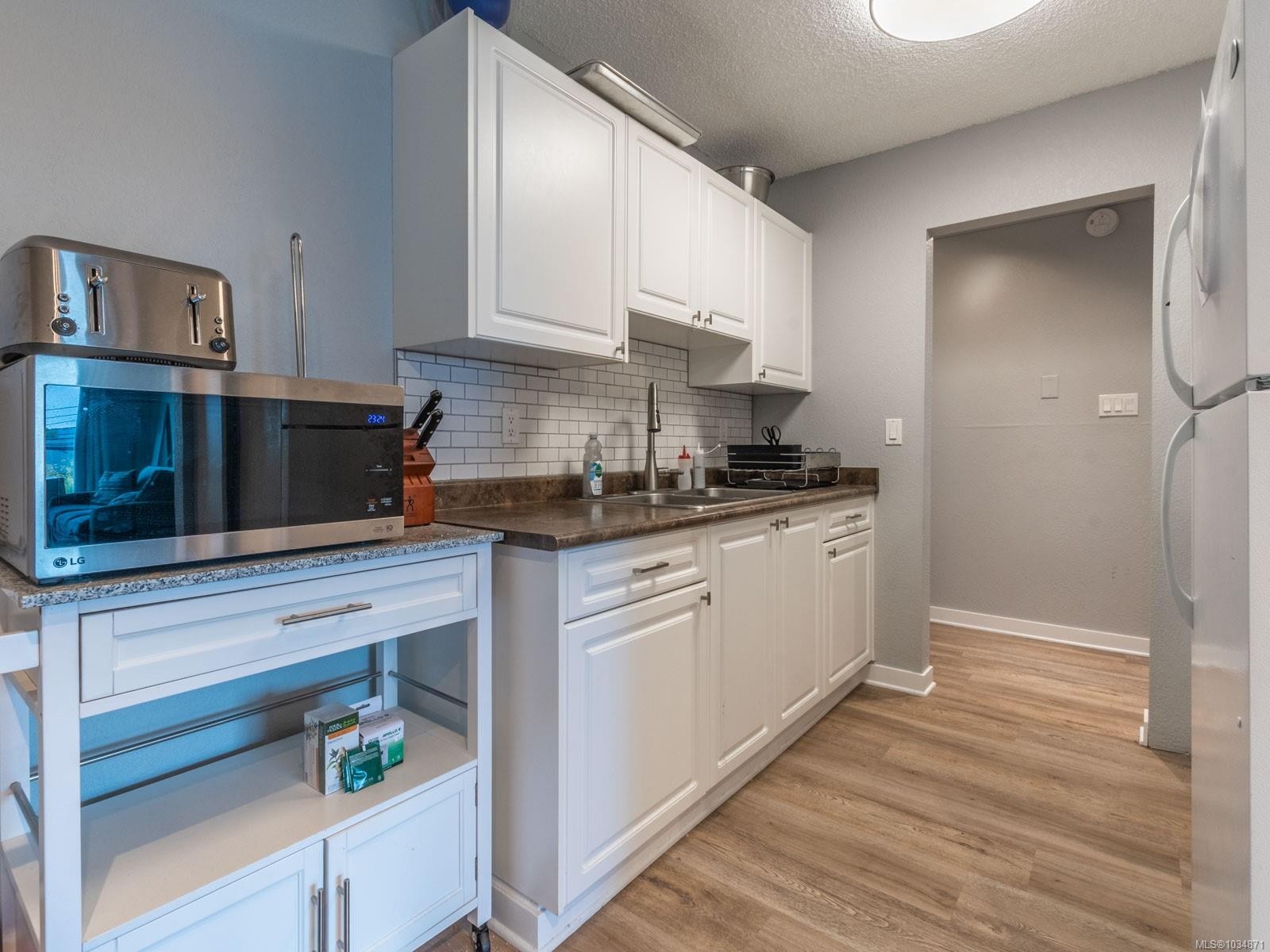 303-218 Bayview Ave, Ladysmith, BC - Indoor Photo Showing Kitchen