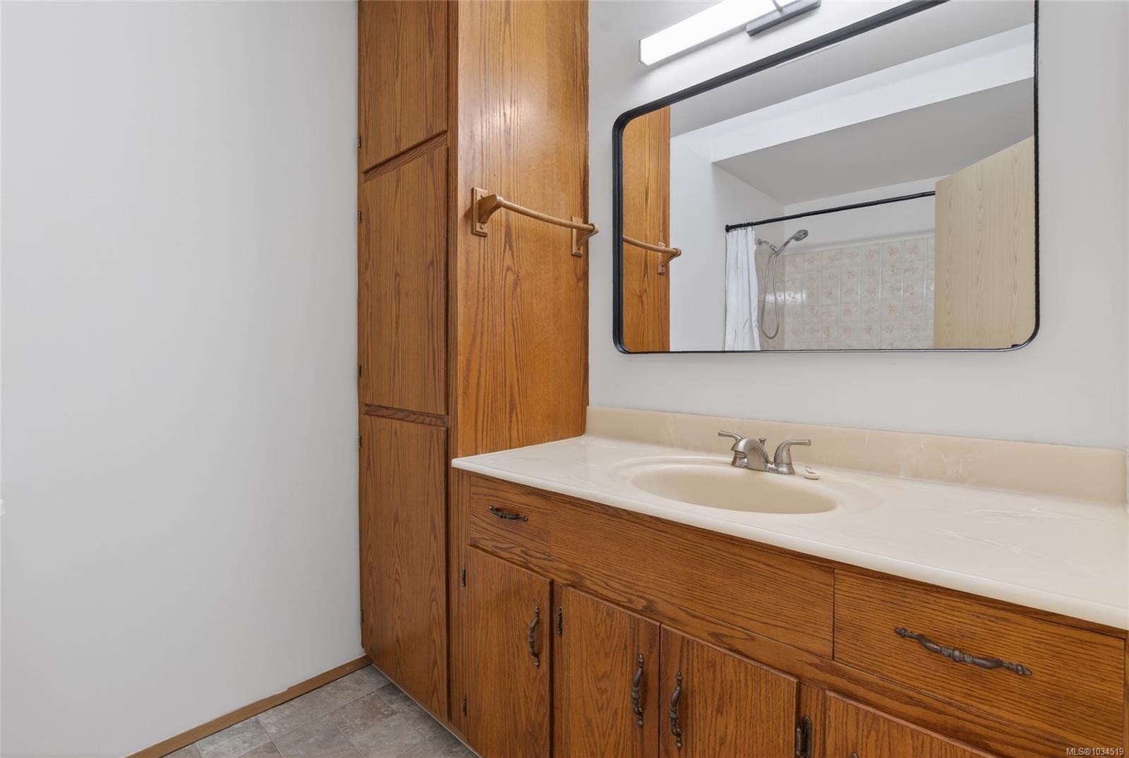 8071 Queen St, Crofton, BC
