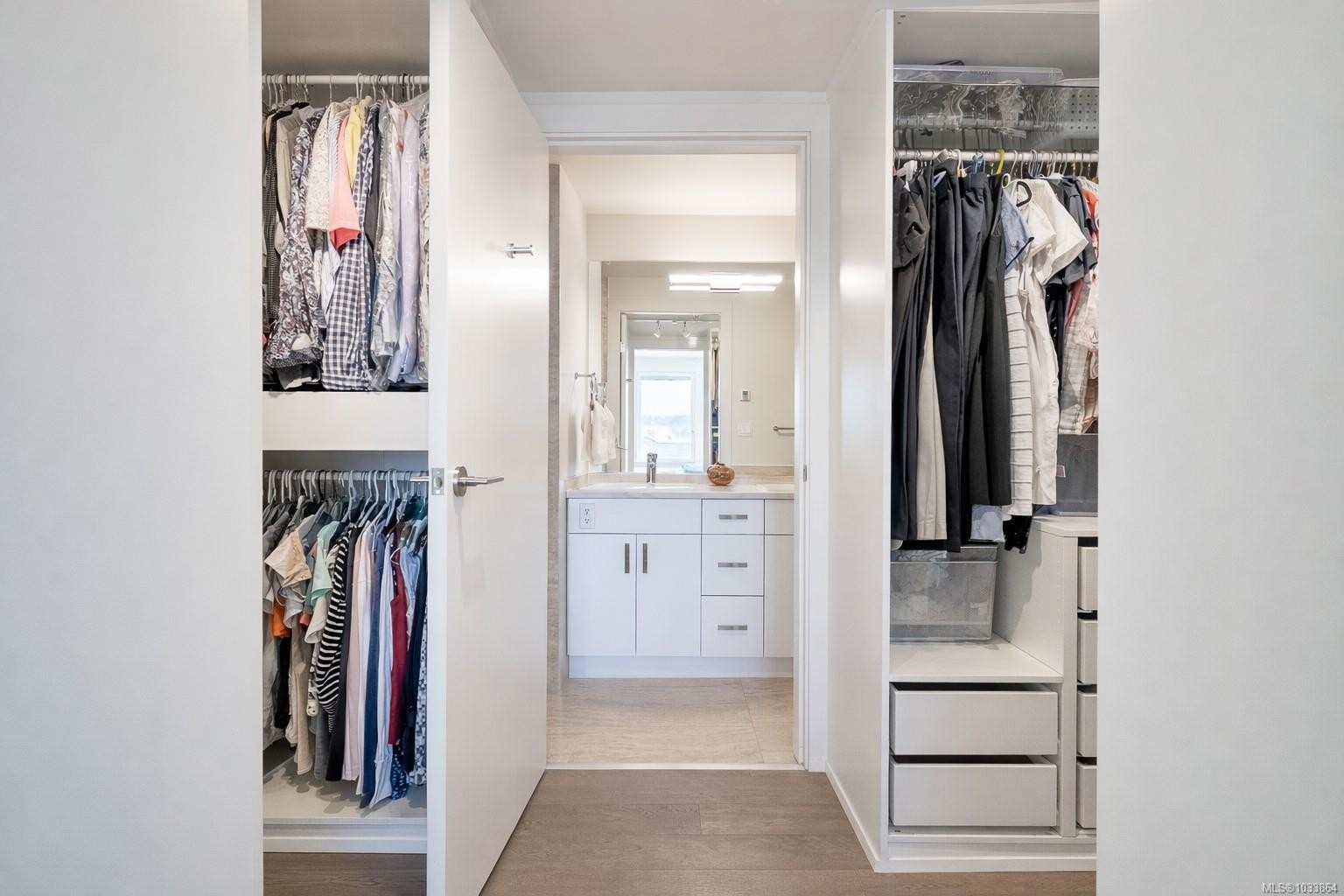 12-9667B First St, Sidney, BC - Indoor With Storage