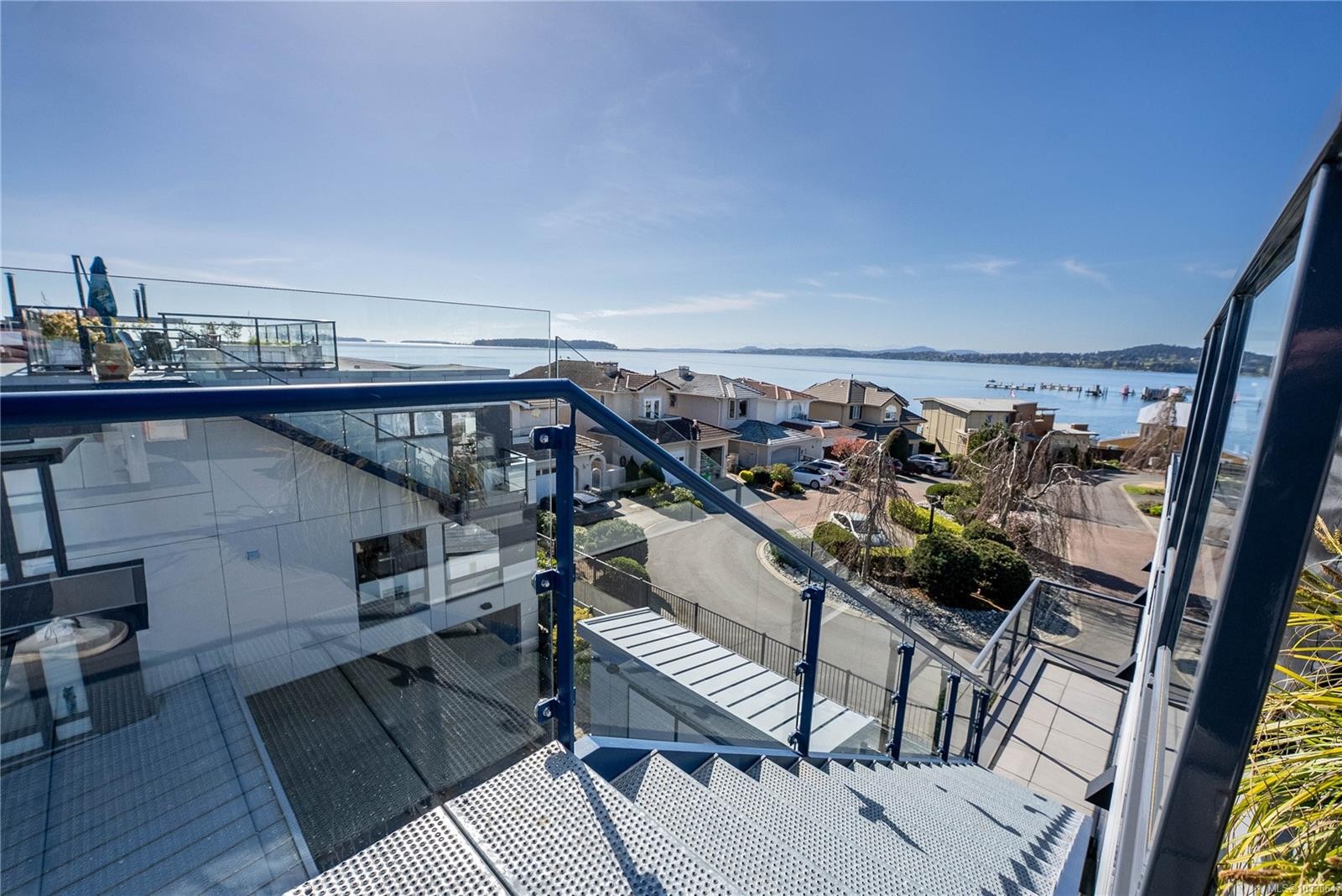 12-9667B First St, Sidney, BC - Outdoor