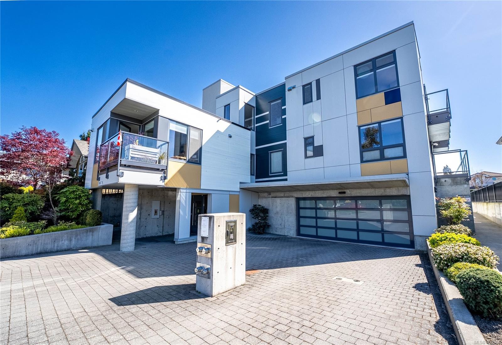12-9667B First St, Sidney, BC - Outdoor