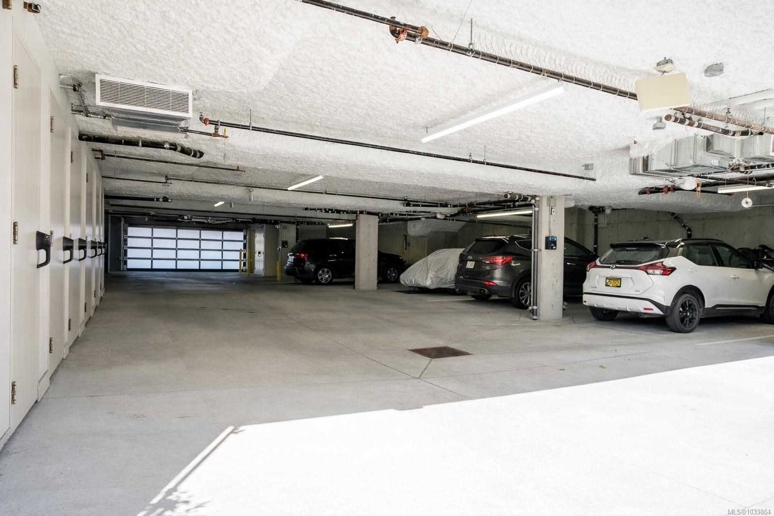 12-9667B First St, Sidney, BC - Indoor Photo Showing Garage