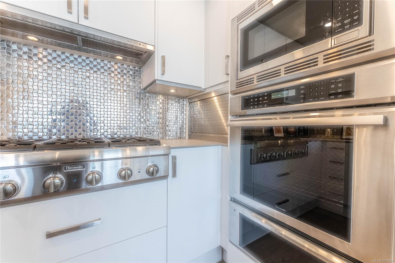 12-9667B First St, Sidney, BC - Indoor Photo Showing Kitchen With Upgraded Kitchen