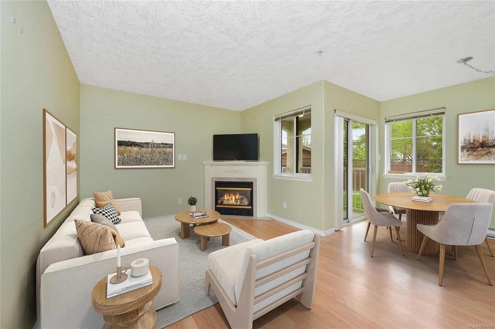 105-740 Trunk Rd, Duncan, BC - Indoor With Fireplace
