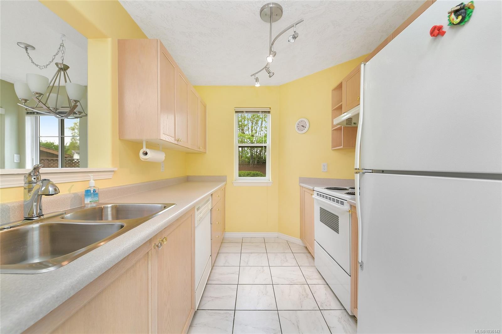 105-740 Trunk Rd, Duncan, BC - Indoor Photo Showing Kitchen With Double Sink