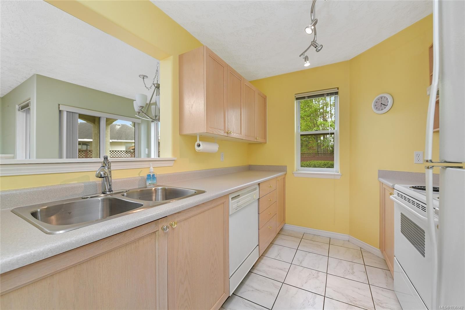 105-740 Trunk Rd, Duncan, BC - Indoor Photo Showing Kitchen With Double Sink