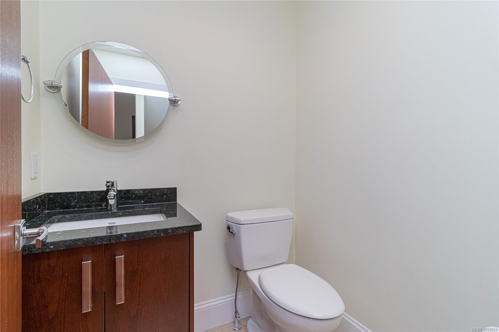 9708A Third St, Sidney, BC