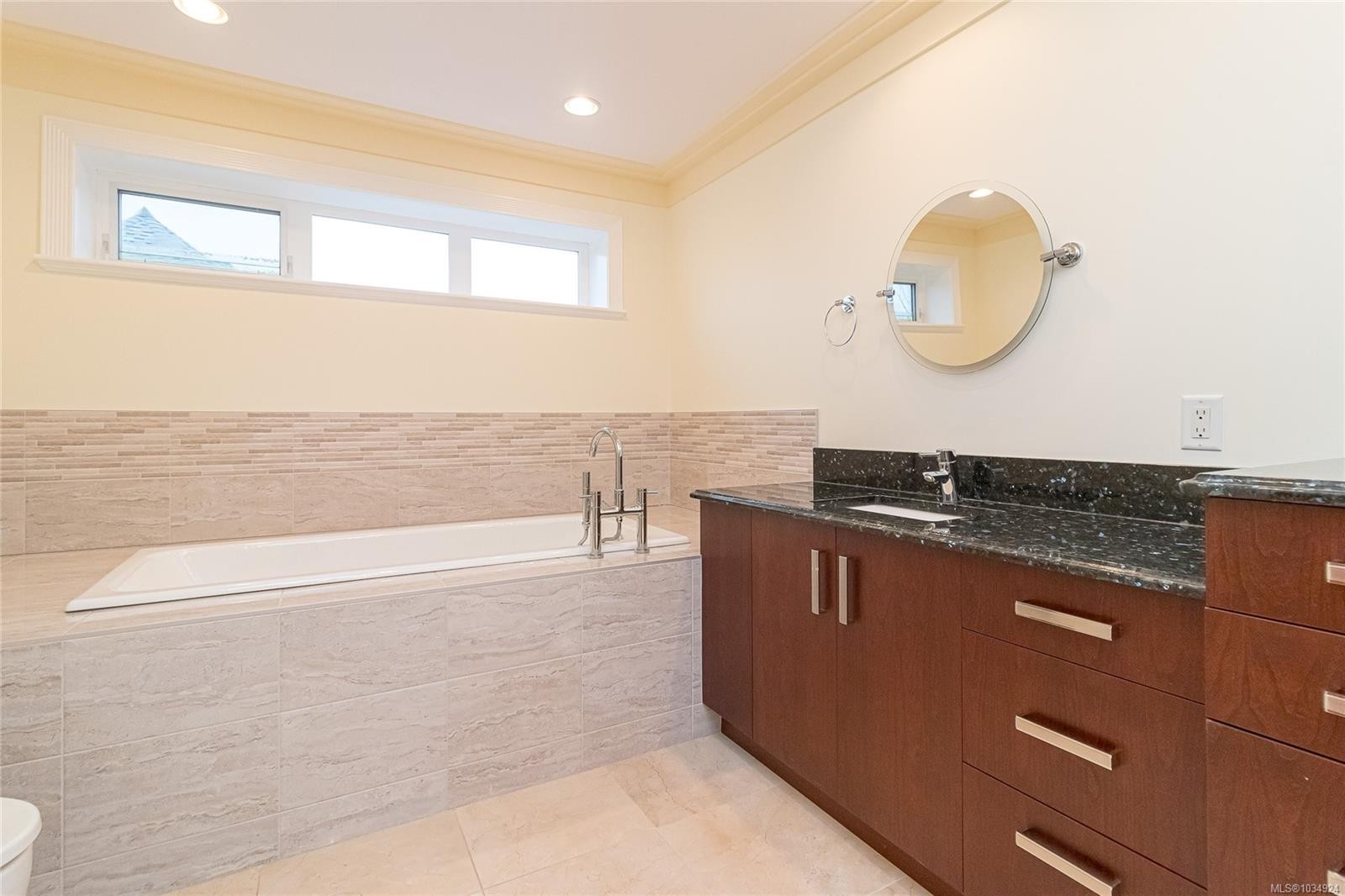 9708A Third St, Sidney, BC