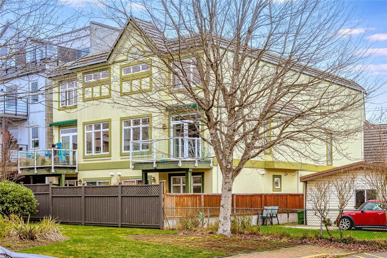 9708A Third St, Sidney, BC