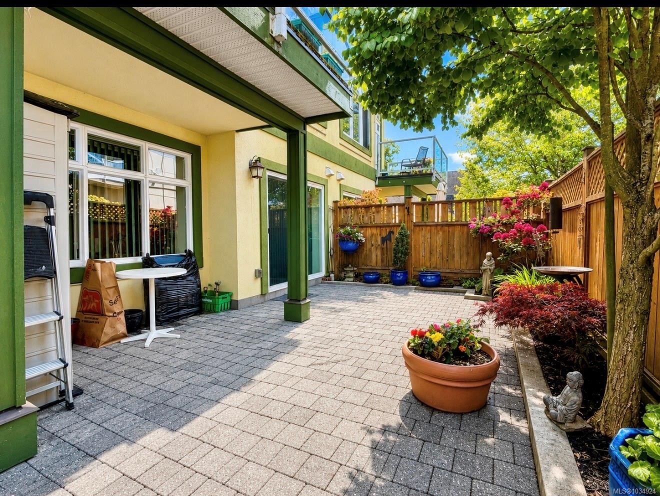 9708A Third St, Sidney, BC