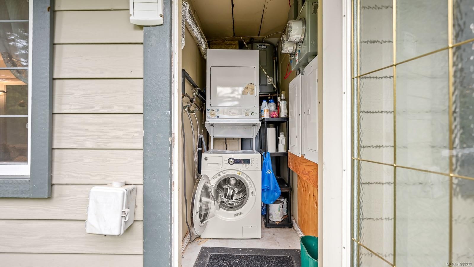 1545 Kye Bay Rd, Comox, BC - Indoor Photo Showing Laundry Room