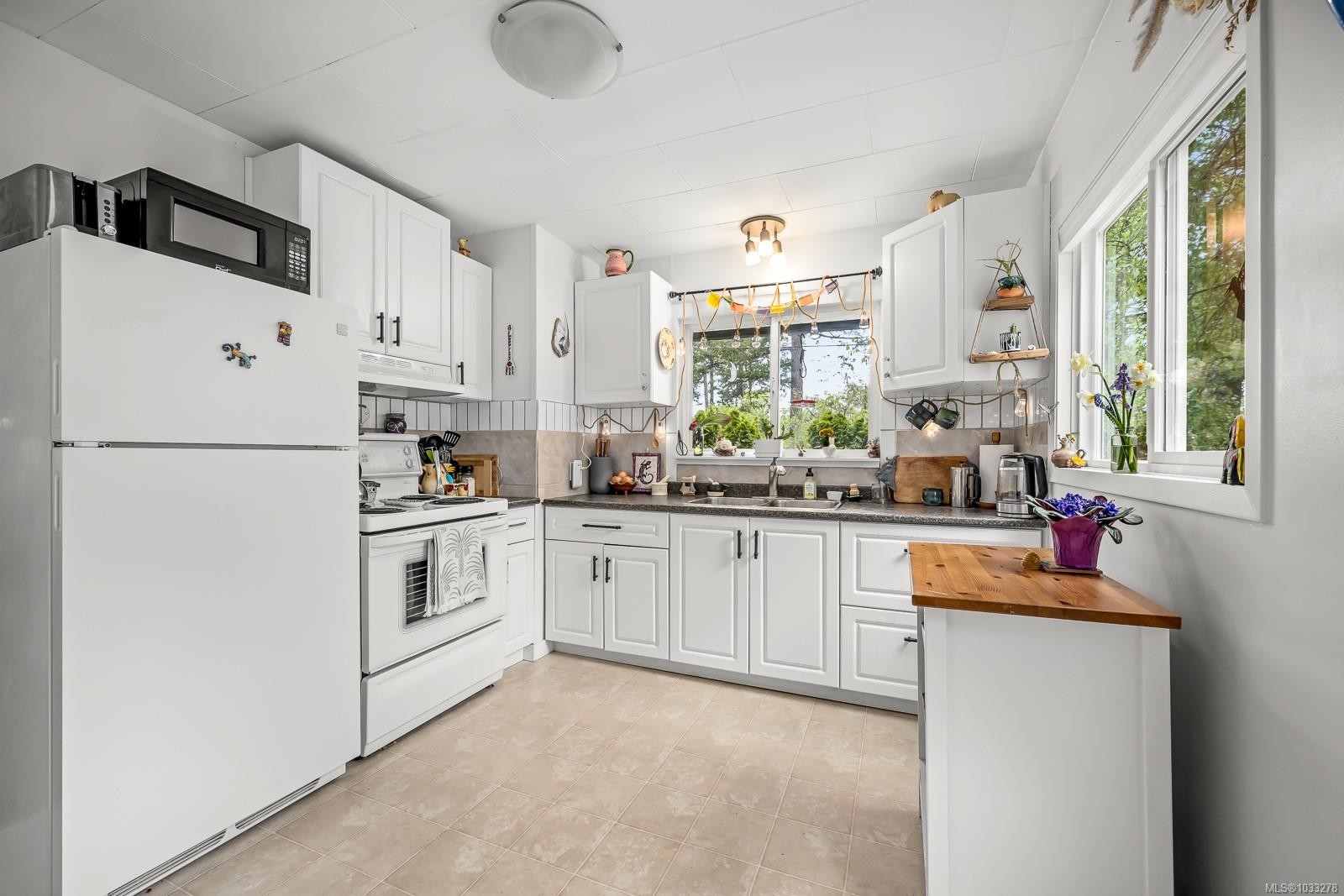 1545 Kye Bay Rd, Comox, BC - Indoor Photo Showing Kitchen With Double Sink