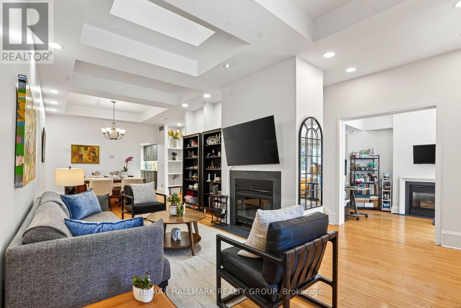 425 Echo Drive, Ottawa, ON - Indoor Photo Showing Living Room With Fireplace